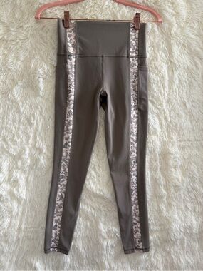 Athleta Womens Salutation Stash Pocket Leggings Size XS Grey Serene 7/8 Yoga Gym